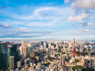 Japonya'da mavi gökyüzü ve beyaz bulut ile güzel mimari ve yapı ile tokyo tokyo şehir etrafında kule