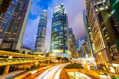 Hong Kong şehrinin dış şehir manzarası geceleri gökyüzüne yükseliyor.