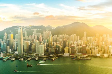 Güzel renkli gün batımı deniz ve okyanus Körfezi ile hong kong şehir manzarası