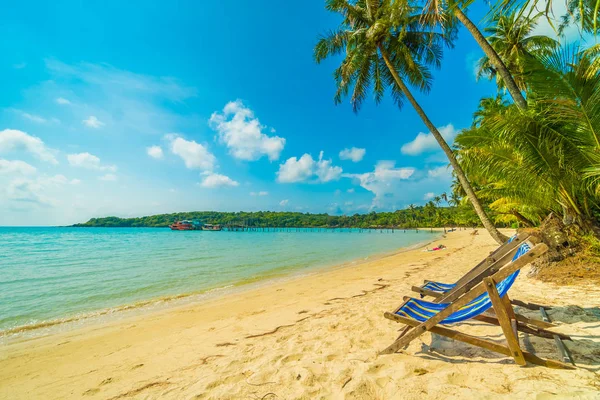 Sedia Sulla Bellissima Spiaggia Tropicale Mare Con Palma Cocco Paradiso — Foto Stock