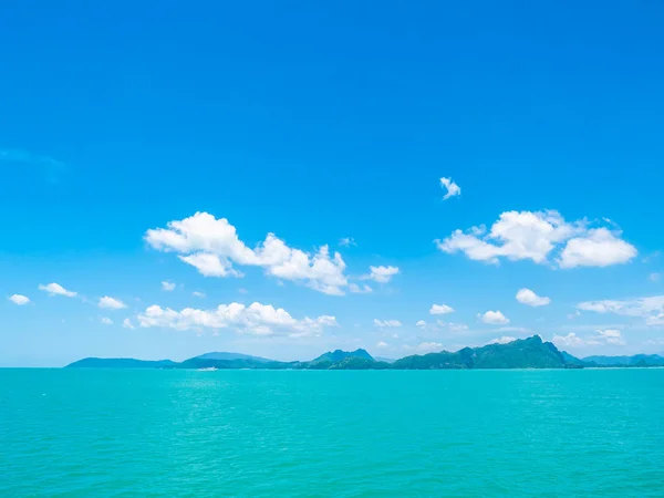 Bellissimo Oceano Tropicale Con Nuvola Bianca Sfondo Cielo Blu Viaggi — Foto Stock