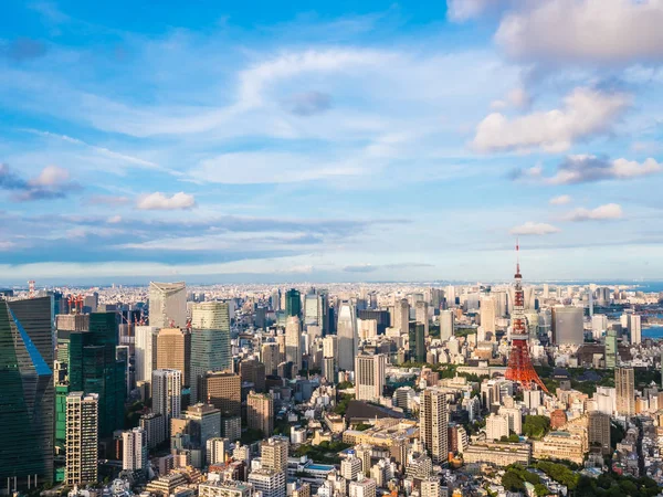 Japonya'da mavi gökyüzü ve beyaz bulut ile güzel mimari ve yapı ile tokyo tokyo şehir etrafında kule