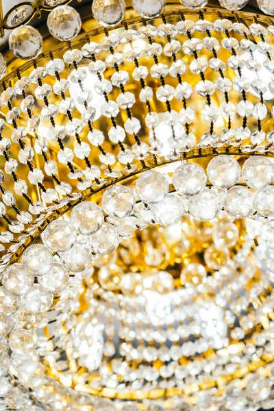 美しい豪華なクリスタルシャンデリアの装飾部屋のインテリア — ストック写真