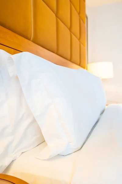 Белая Удобная Подушка Кровати Светлым Декором Стола Интерьере Спальни Отеля — стоковое фото