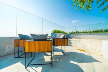 Char ve mavi gökyüzü masada açık veranda dekorasyon