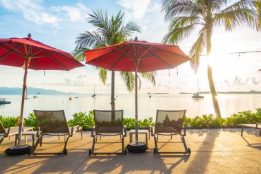 Güzel tropikal deniz okyanus ve plaj şemsiye ve sandalye seyahat ve tatil için