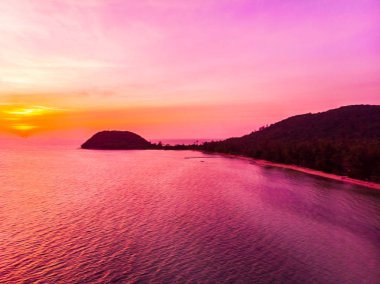 Güzel tropikal plaj ve deniz Island günbatımı zaman seyahat ve tatil için havadan görünümü