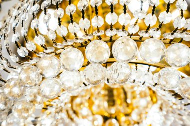 Çok güzel bir kristal avize dekorasyonu.