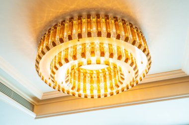 Güzel elektrikli tavan lambası dekorasyonu oda içi