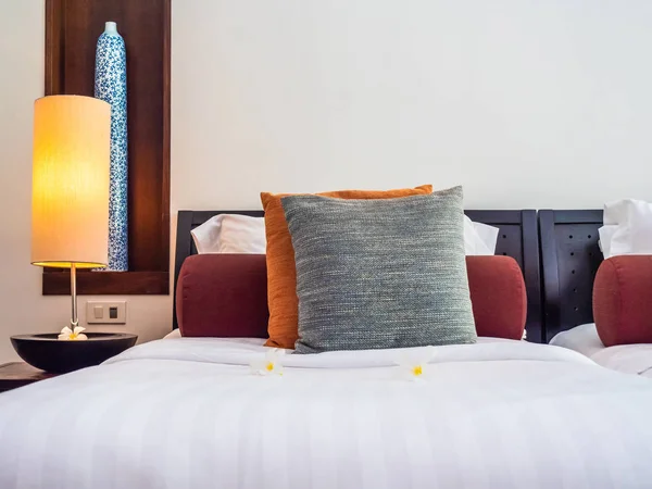 Зручна Подушка Ліжку Прикрасою Лампи Спальні Готелю — стокове фото