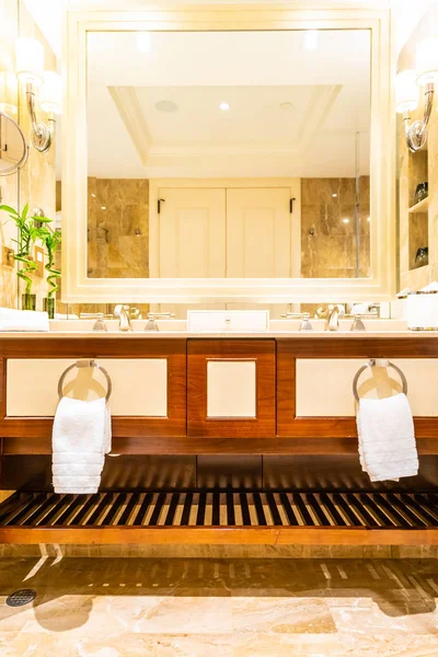 Schöne Dekoration Von Luxus Wasserhähnen Und Waschbecken Badezimmerinnenraum — Stockfoto
