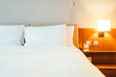 Beyaz yastık yatak otel yatak odası iç dekorasyon