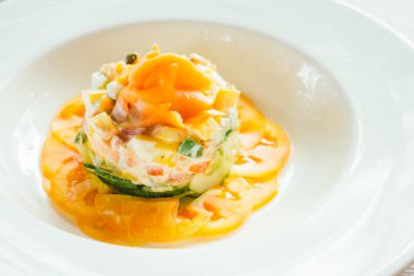 Ham ve taze somon füme sebze salatası ile