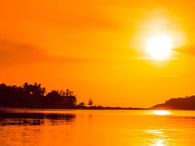 Güzel tropikal plaj deniz ve okyanus ile Hindistan cevizi hurma ağacı gündoğumu zaman seyahat ve tatil için