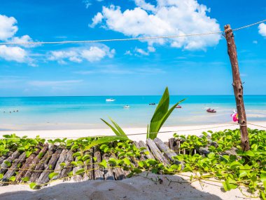 Güzel tropikal plaj deniz ve okyanus seyahat etmek ve kopya alanı ile tatil için
