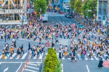 Tokyo, Japonya 29 Temmuz 2018: Shibuya kavşak veya kapısı popüler ve Simgesel Yapı yeme alışveriş için Tokyo'da yerleştirin ve yaya bir sürü burada var