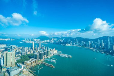 Hong Kong şehrinin güzel mimari binası mavi gökyüzünde ufuk çizgisi.