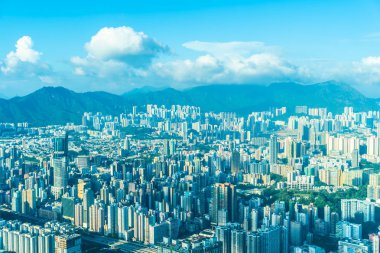 Hong Kong şehrinin güzel mimari binası mavi gökyüzünde ufuk çizgisi.