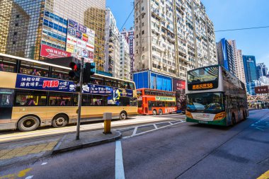 Hong kong, Çin - 15 Eylül, 2018: güzel mimari ve bina ile bir sürü insan ve trafik hong kong causeway bay çevresinde
