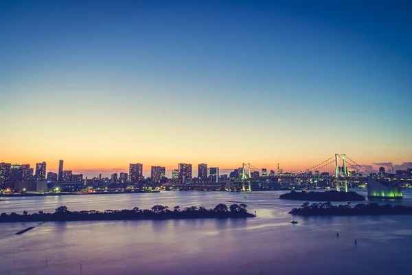 日本の夕暮れ日没時美しい建築レインボー ブリッジと東京都市の景観 — ストック写真