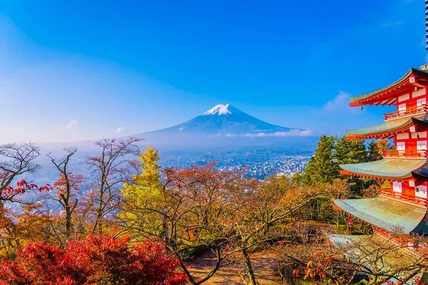 在日本山梨县的红叶树周围的红塔 美丽的山富吉风景 — 图库照片