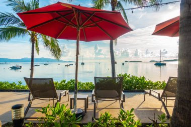 Güzel lüks otel ve tatil seyahat ve tatil için sandalye ve şemsiye ile açık yüzme havuzu