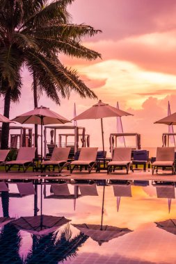 Güzel lüks otel ve tatil seyahat ve tatil için sandalye ve şemsiye ile açık yüzme havuzu