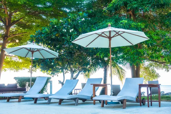 傘と椅子ホテルとリゾート旅行や休暇のための美しい豪華な屋外スイミング プール — ストック写真