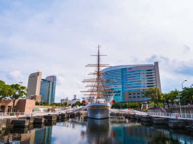 Yokohama Japonya - 25 Temmuz 2018: Güzel Nippon-maru A Yelkenli tekne Japonya Yokohama şehirde mavi gökyüzü ile