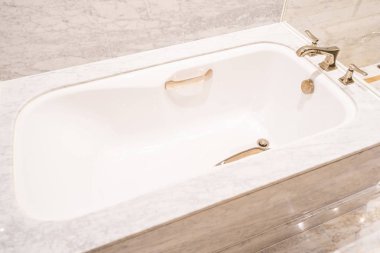 Güzel lüks beyaz küvet ve musluk dekorasyon banyo iç