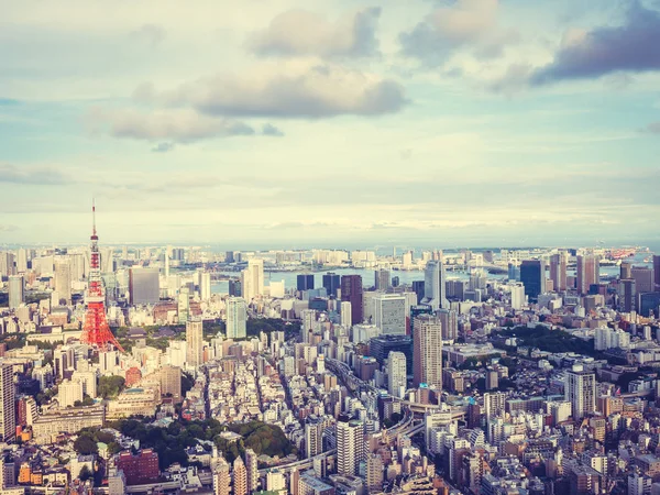 青い空と白い雲と日本のタワーの美しい建築と東京と東京市周辺の建築 — ストック写真