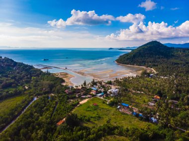 Güzel tropikal plaj ve deniz hurma ve koh samui Adası seyahat ve tatil için diğer ağacında havadan görünümü