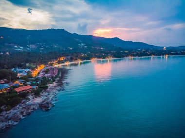 Güzel tropikal plaj ve deniz hurma ve koh samui Adası Tayland tatil ve seyahat için günbatımı zaman diğer ağacında havadan görünümü
