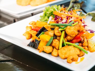 Fried chicken ile kaşu somun beyaz plaka - Tay gıda tarzı