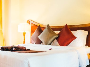 Otel yatak odasında ışık lamba dekorasyonu ile yatakta rahat yastık