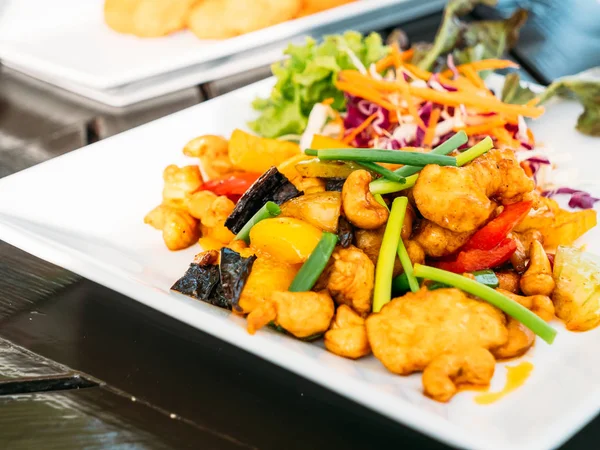 Fried chicken ile kaşu somun beyaz plaka - Tay gıda tarzı