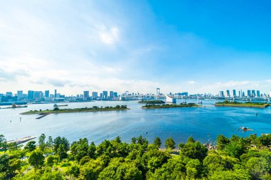 Bina Cityscape ile Gökkuşağı Köprüsü Japonya'da tokyo şehrinin güzel mimari
