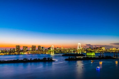 Alacakaranlık günbatımı zaman Japonya'nın tokyo şehir Gökkuşağı Köprüsü ile Cityscape bina güzel mimari