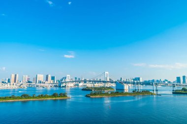 Bina Cityscape ile Gökkuşağı Köprüsü Japonya'da tokyo şehrinin güzel mimari