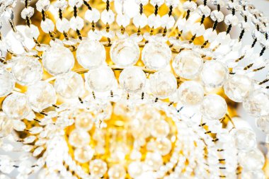 Çok güzel bir kristal avize dekorasyonu.