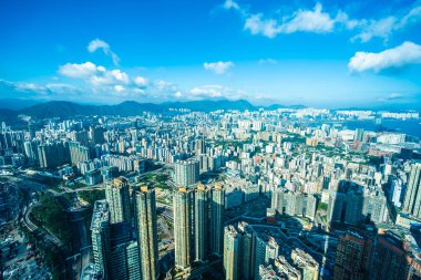 Hong Kong şehrinin güzel mimari binası mavi gökyüzünde ufuk çizgisi.