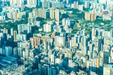 Hong Kong şehrinin güzel mimari binası mavi gökyüzünde ufuk çizgisi.