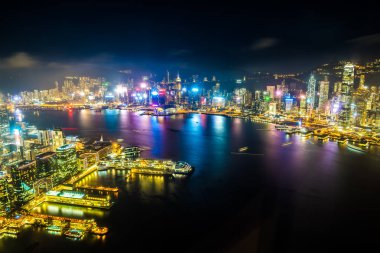 Hong Kong şehrinin dış şehir manzarası geceleri gökyüzüne yükseliyor.