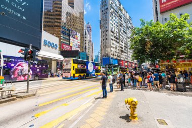 Hong kong, Çin - 15 Eylül, 2018: güzel mimari ve bina ile bir sürü insan ve trafik hong kong causeway bay çevresinde