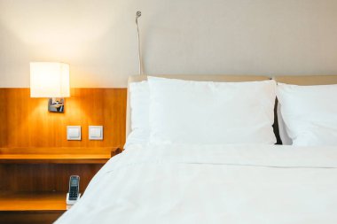 Beyaz yastık yatak otel yatak odası iç dekorasyon