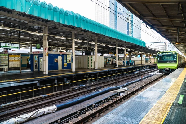 Tokyo Japonya - 5 Ağustos 2018: Japonya'da tren ve metro istasyonu uzaklıktadır popüler ulaşım