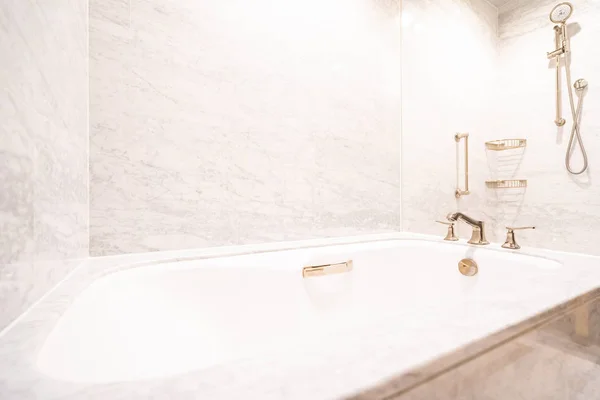 白の美しい高級バスタブ 蛇口装飾バスルームのインテリア — ストック写真