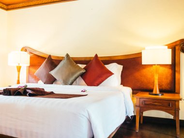 Otel yatak odasında ışık lamba dekorasyonu ile yatakta rahat yastık