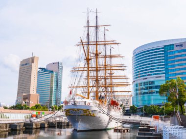 Yokohama Japonya - 25 Temmuz 2018: Güzel Nippon-maru A Yelkenli tekne Japonya Yokohama şehirde mavi gökyüzü ile