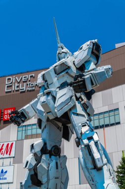 Tokyo Japonya - 1 Ağustos 2018: güzel dev tek boynuzlu at Gundam Model ve dalgıç şehir plaza Tokyo alışveriş merkezinde Odaiba önünde duran heykeli ada Japonya